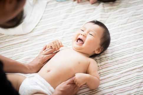 タッチで笑顔になる赤ちゃん